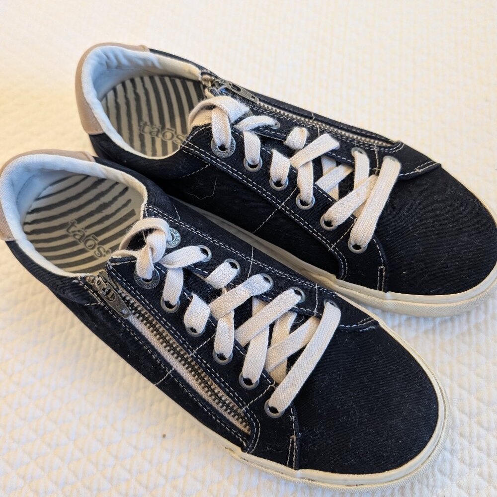 Taos Footwear  Z-Soul Zippered Sneakers Size 7.5 Blue-Black Color